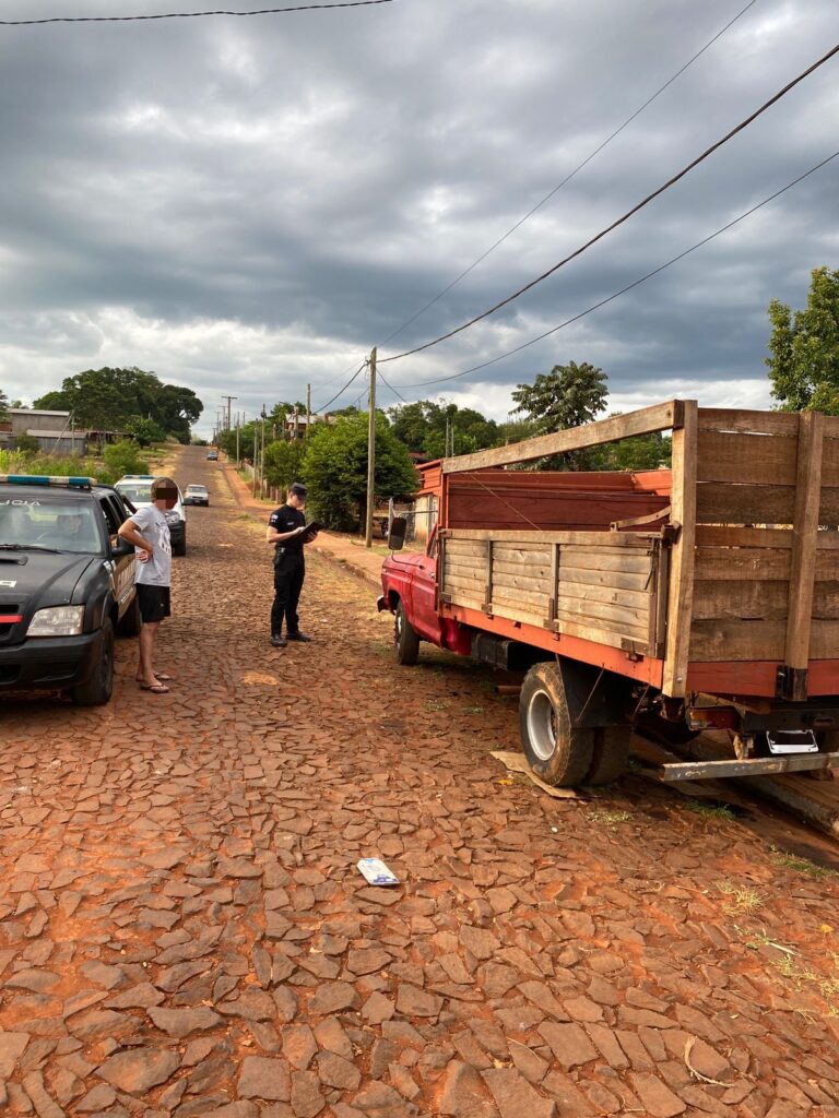 Policías detienen a un hombre que compró un camión con cheques «no válidos»